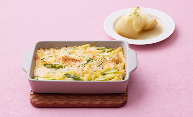 写真 鶏肉とアスパラのグラタンと丸ごと玉ねぎのコンソメ煮