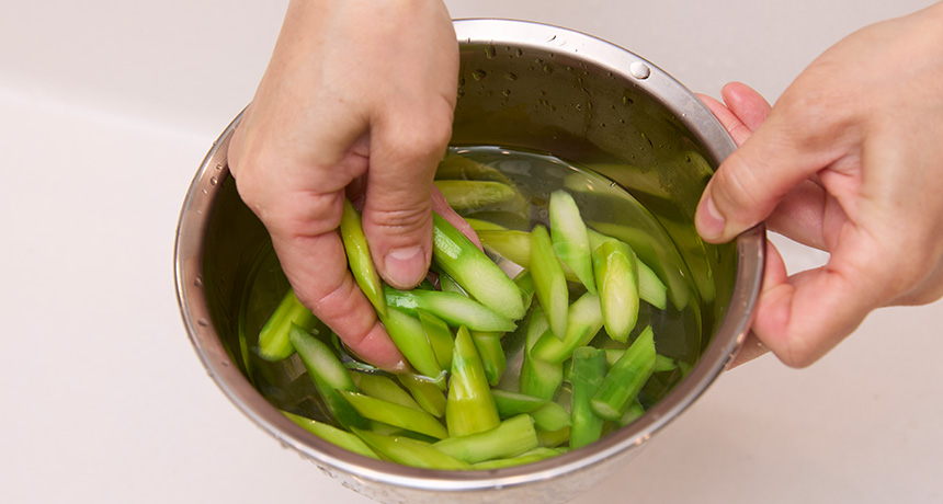 写真 鶏肉は5分茹でて水気を切る。アスパラガスは塩少々を加えて3分茹で、氷水に7分さらす。