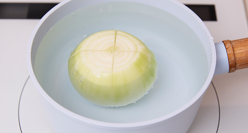 写真 沸騰したたっぷりのお湯に玉ねぎを入れ、15～20分ほど茹でて、お湯を捨てる。