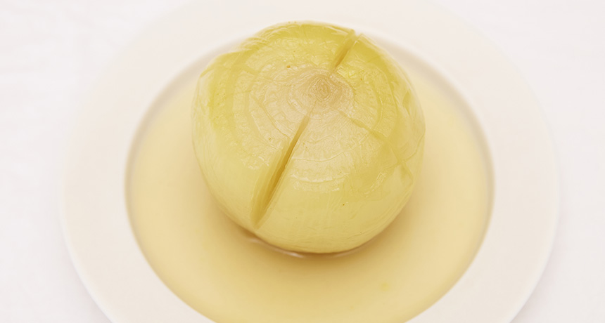 写真 ③の玉ねぎと煮汁少量を耐熱皿に盛る。