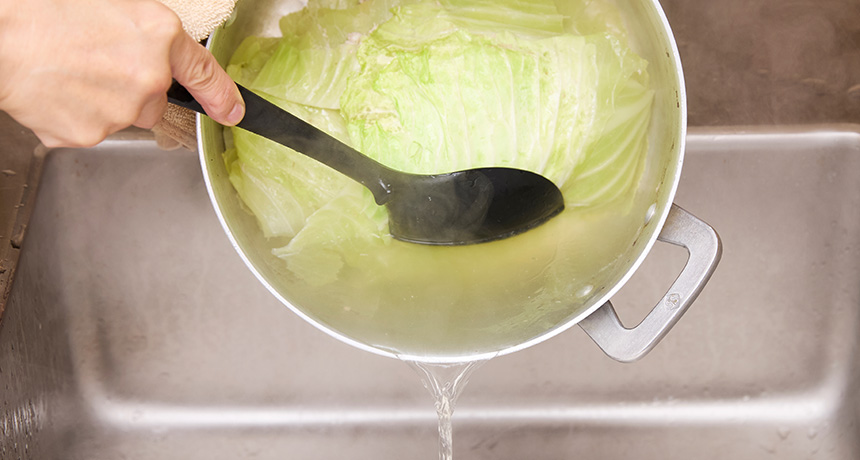 写真 具が崩れないように押さえながら汁を捨てる。鍋に残った灰汁は流水で軽く流す。