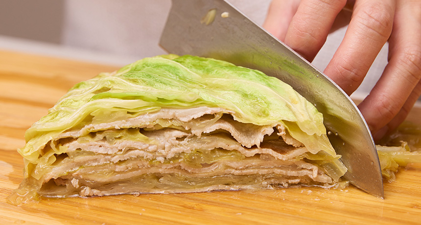 写真 火を止める。具材を食べやすいサイズに切り、煮汁はかけずに皿に盛りつける。