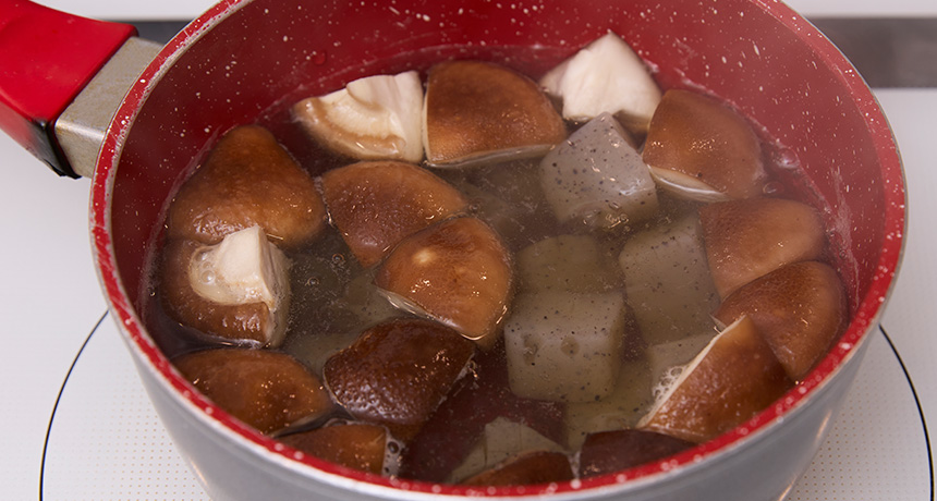 写真 沸騰したお湯にしいたけとこんにゃくを入れ、10分茹でて水気を切る。