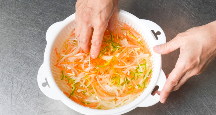 写真 たまねぎは薄いスライス、にんじん・ピーマンは細い千切りにし、20分ほど水にさらす。