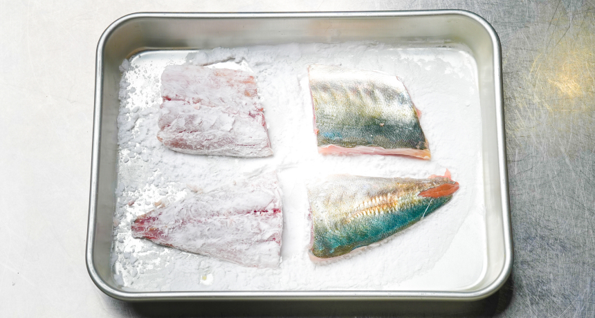 写真 鯵は3枚におろしたものにこしょうをふり、片栗粉をつける。