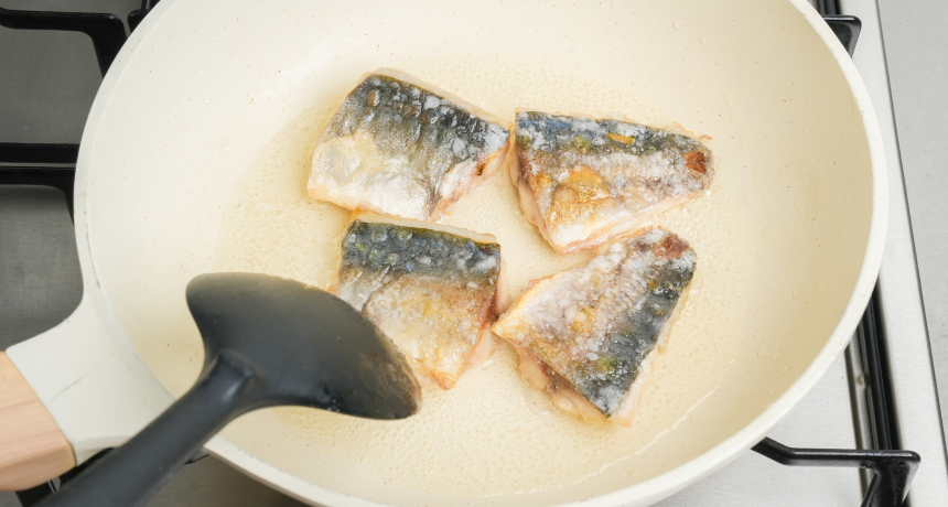 写真 フライパンにサラダ油を熱して③の鯵を入れて焼く。