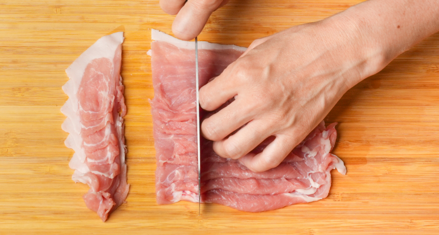 写真 豚ロース肉は一口大に切る。