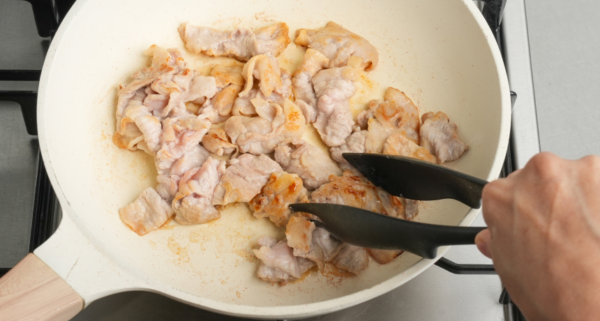 写真 フライパンを熱し、サラダ油を入れる。豚ロース肉を入れて焼く。