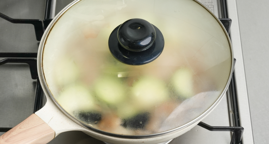 写真 豚ロース肉に焼き目がついたら、水気を拭いたなすを入れ、蓋をして蒸し焼きにする。